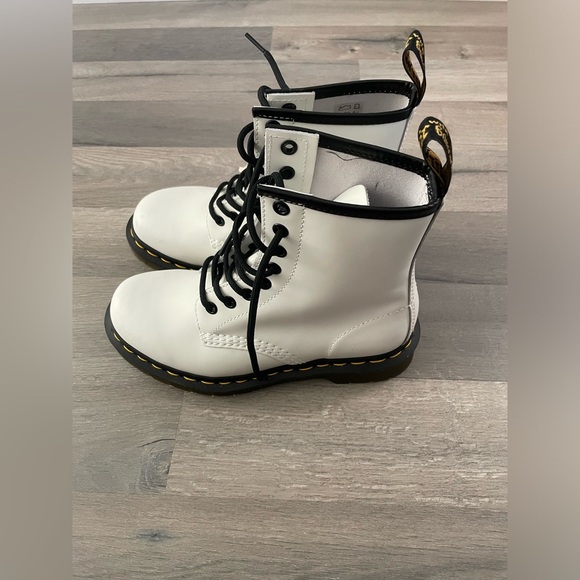 DR. MARTENS 1460 WOMEN'S SMOOTH LEATHER LACE UP BOOTS - Picture 16 of 16